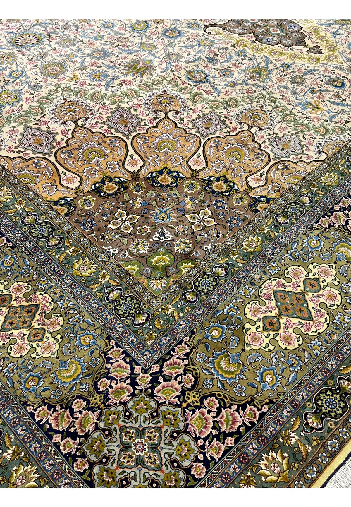 Hand-Knotted Sovereign Heritage Grand Medallion Luxury Wool Rug