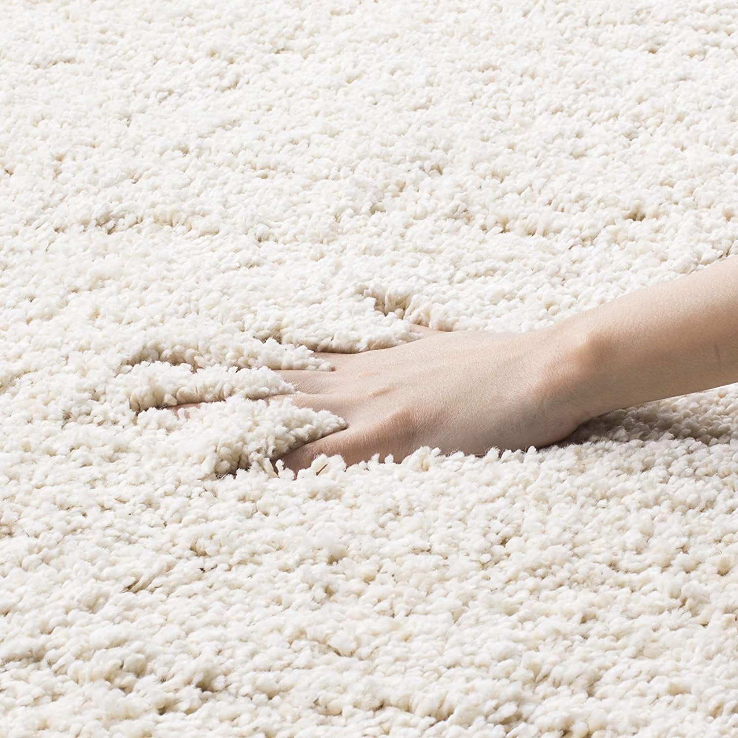 Elegant Ivory Modern Shaggy Carpet