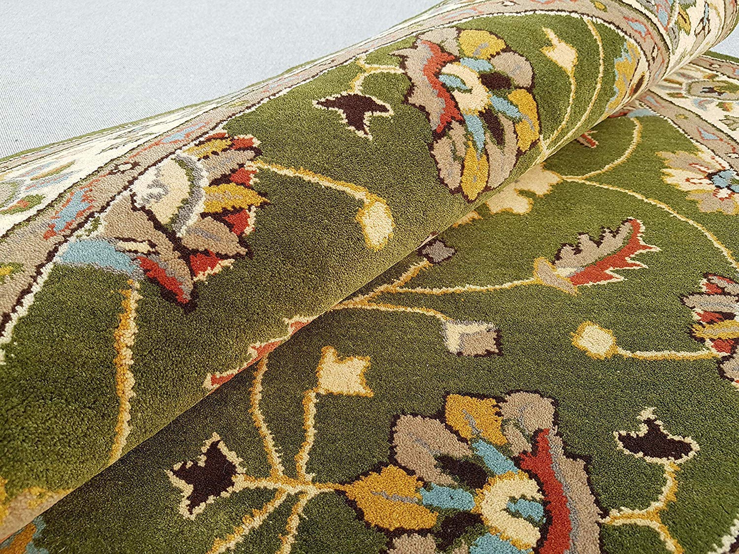 Export Quality Handmade Floral Woollen Round Carpet for Living Room