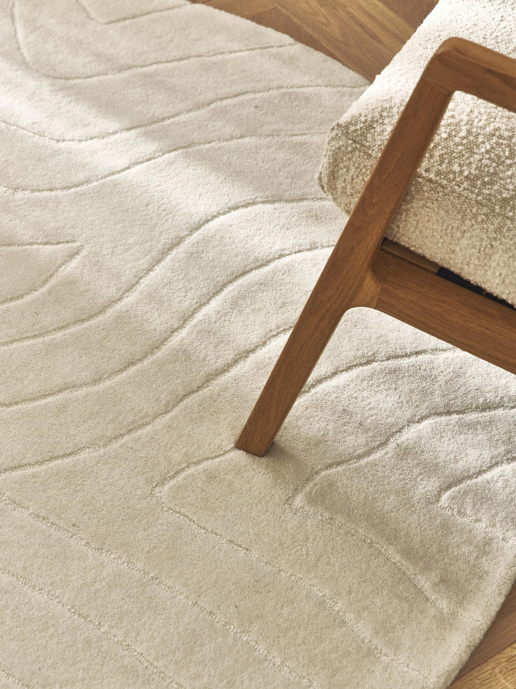 Ivory Modern Wave Design Round Carpet