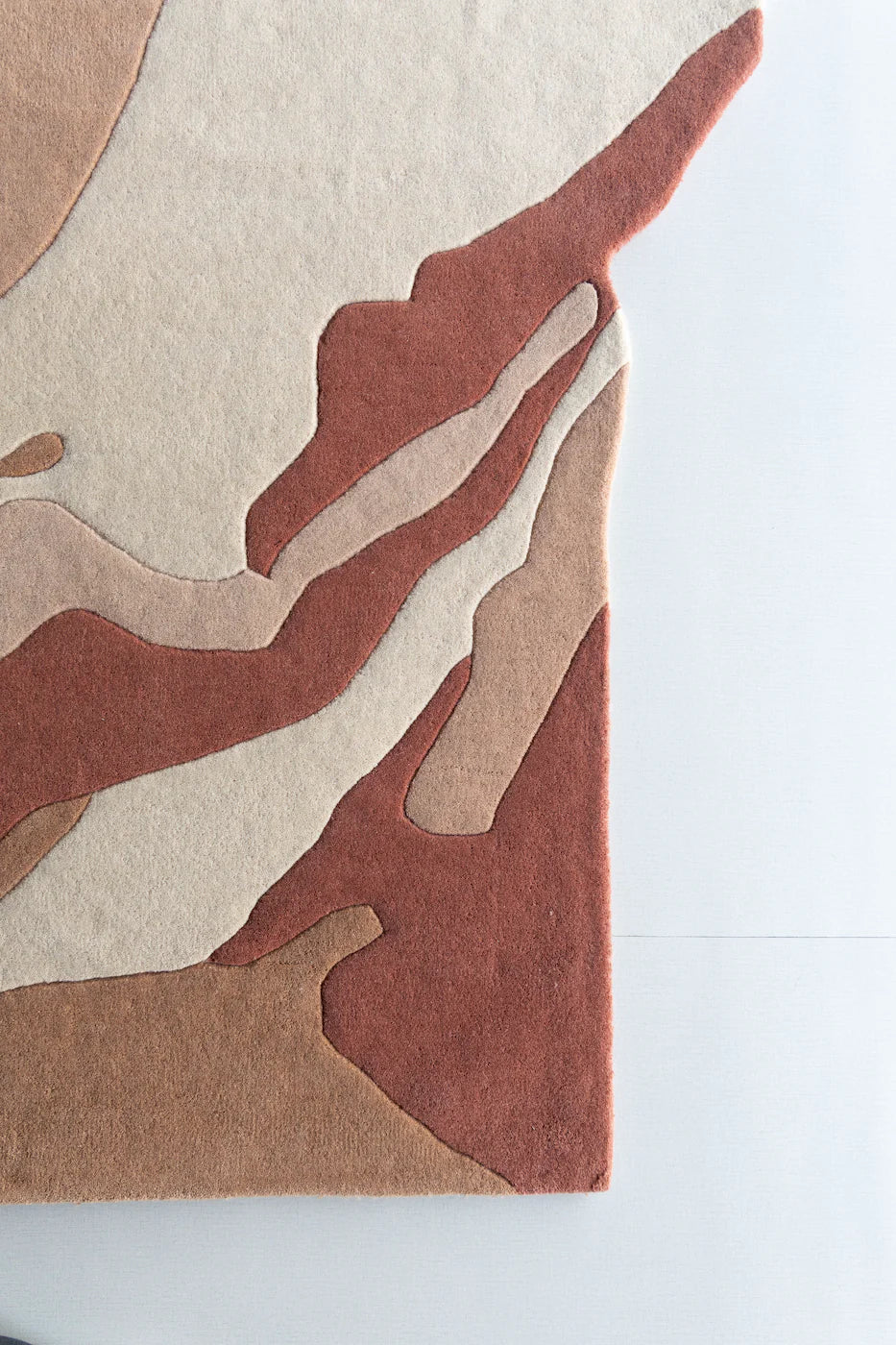 Lumina Conch Silhouette Hand-Tufted Rug