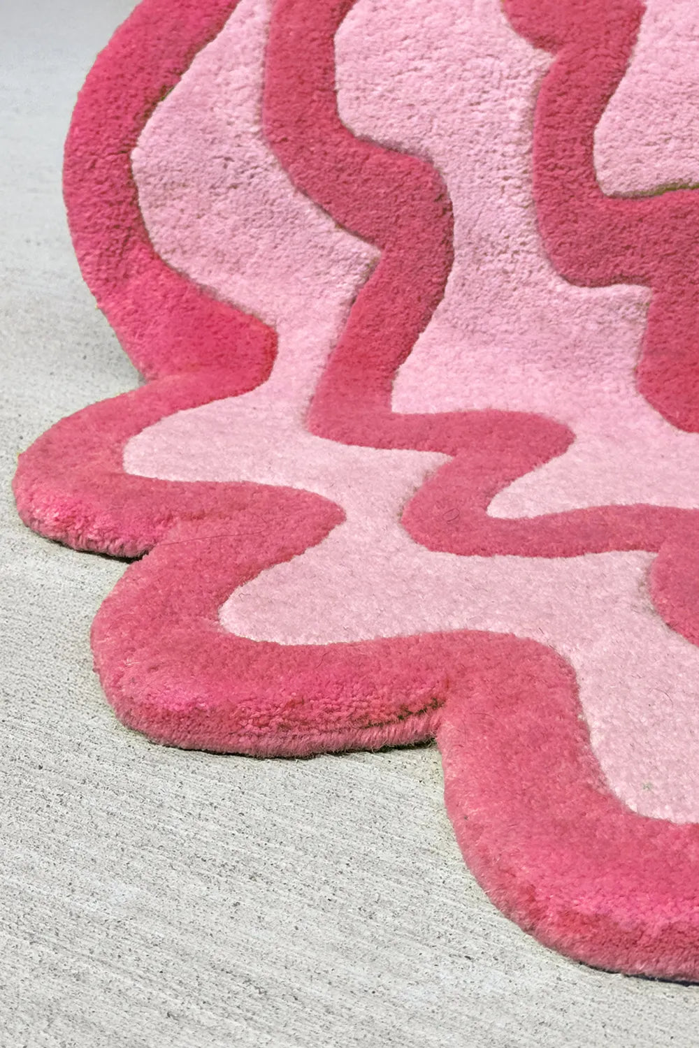. Artistic Scalloped Pink Area Rug